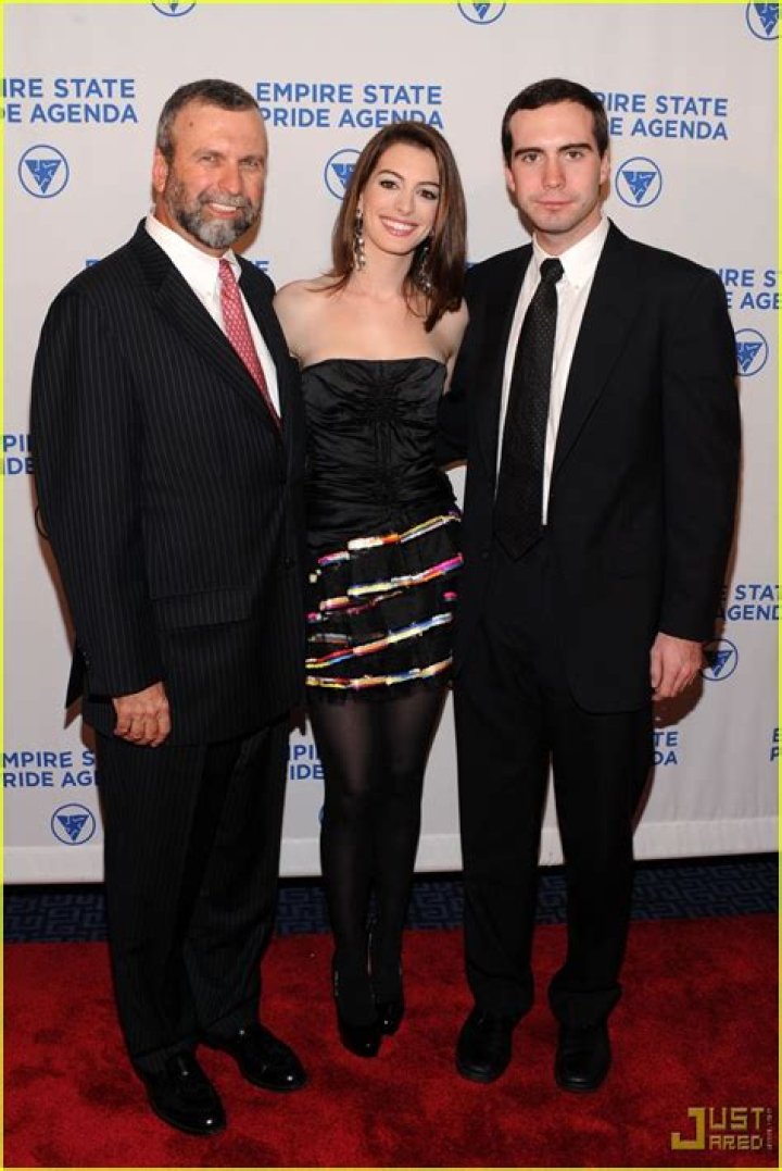 Anne Hathaway Flaunts Empire State Pride Photo 2309412 Anne Hathaway