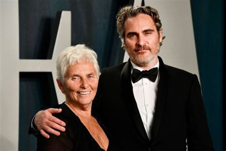 Joaquin Phoenix Rescued His Mom At Oscars After She Got Stuck Behind