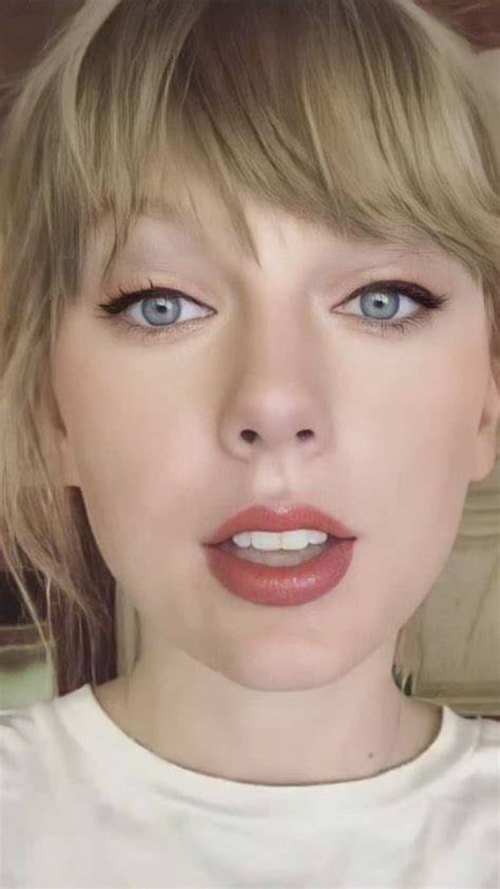 New Taylor Swift selfie. She is so damn hot! r/CelebritySelfies